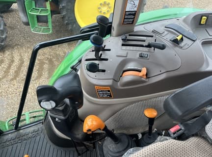 Image of John Deere 6135E equipment image 4