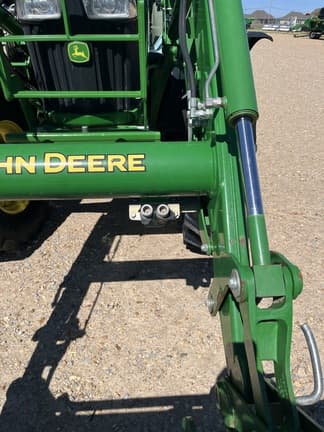 Image of John Deere 6135E equipment image 4