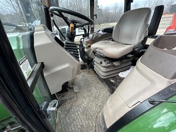 Image of John Deere 6135E equipment image 4