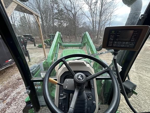 Image of John Deere 6135E equipment image 1