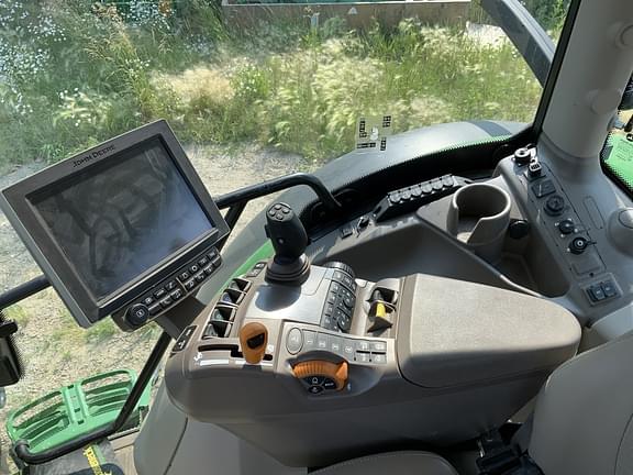 Image of John Deere 6215R equipment image 1