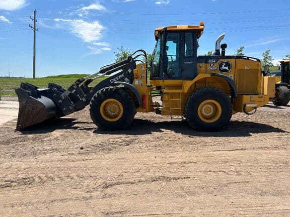 Image of John Deere 624P equipment image 1