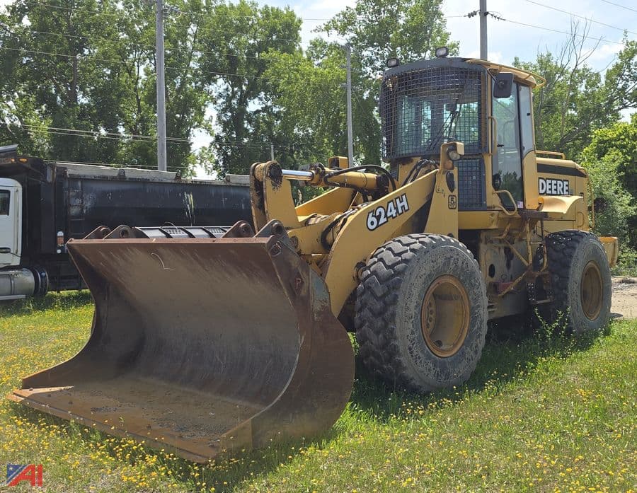 Image of John Deere 624H Primary image