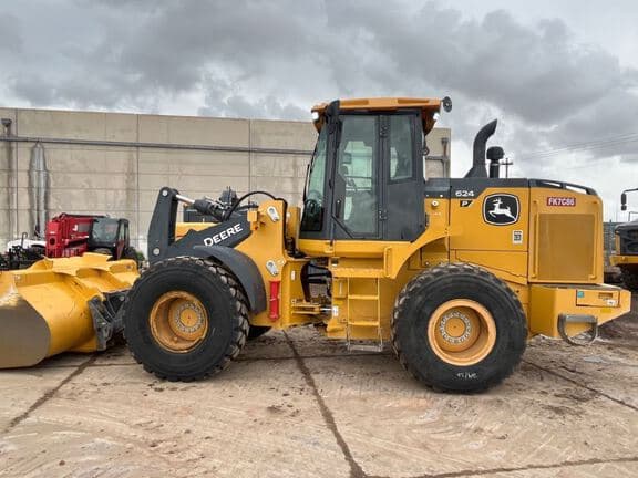 Image of John Deere 624P equipment image 1