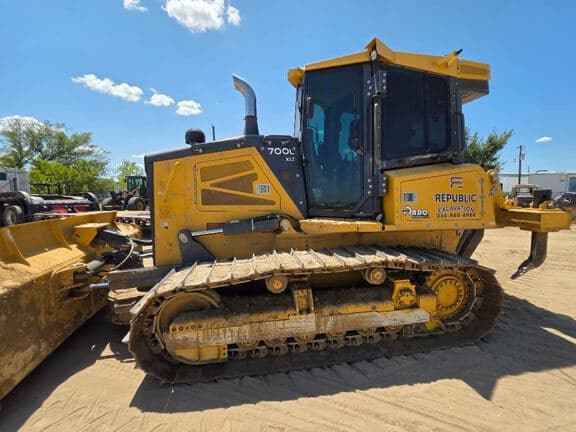 Image of John Deere 700L equipment image 1