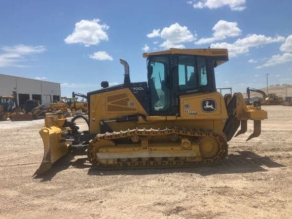 Image of John Deere 700L XLT equipment image 1