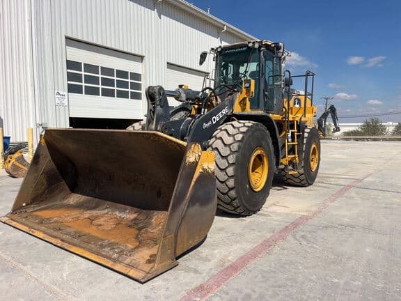 Image of John Deere 744L Image 0