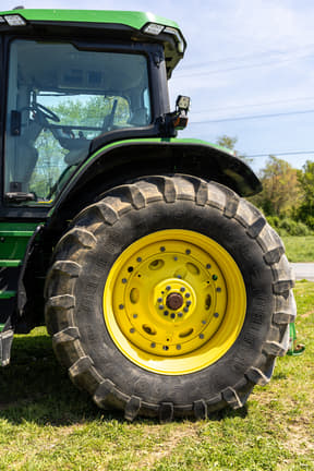 Image of John Deere 7R 330 equipment image 2