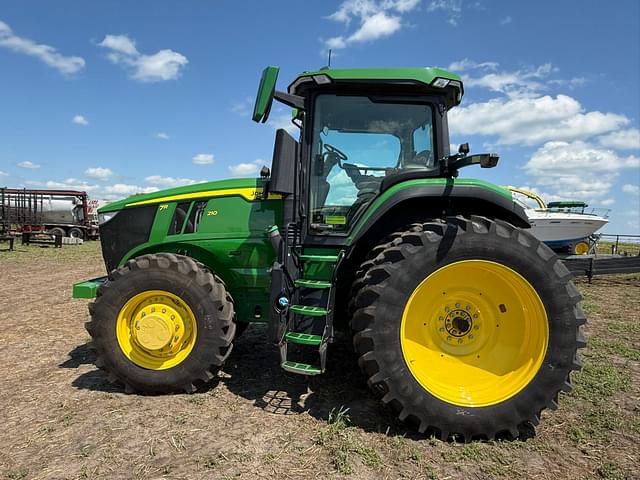 Image of John Deere 7R 210 equipment image 3