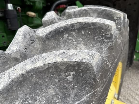 Image of John Deere 8235R equipment image 4