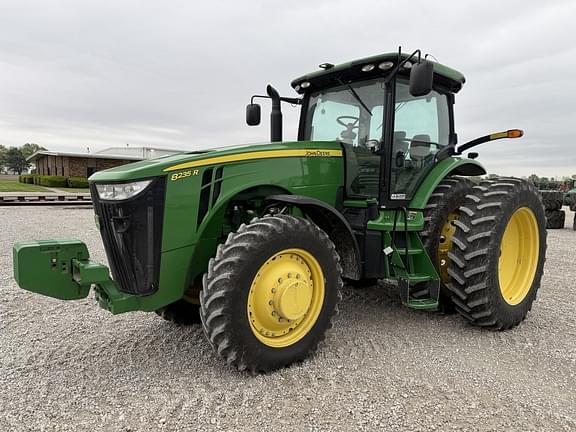 Image of John Deere 8235R equipment image 3