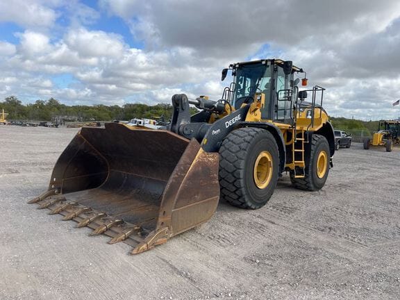 2021 John Deere 824L Equipment Image0