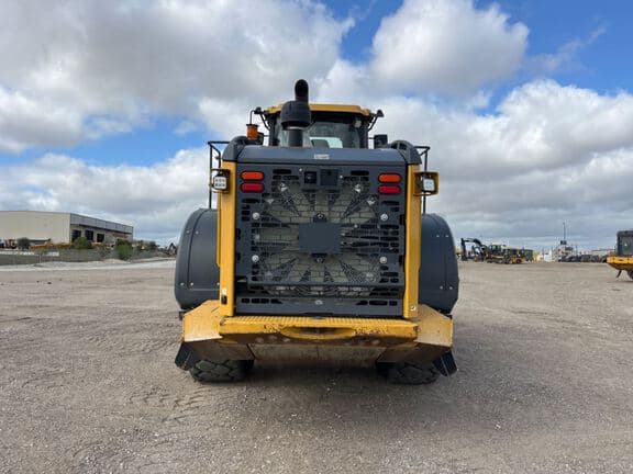 Image of John Deere 824L equipment image 3