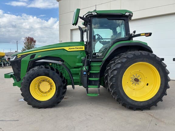 Image of John Deere 8R 230 equipment image 3