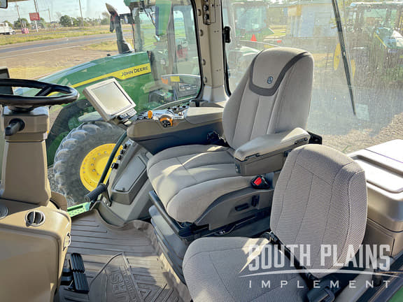 Image of John Deere 8R 230 equipment image 2