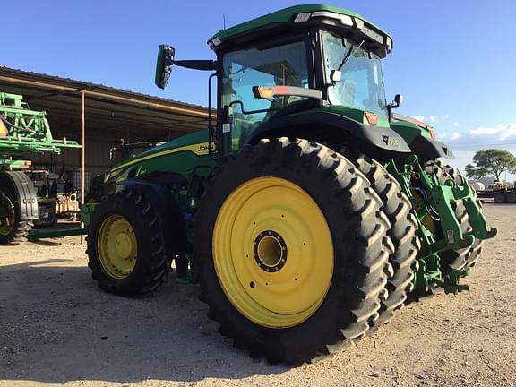 Image of John Deere 8R 230 equipment image 2