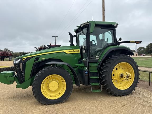 Image of John Deere 8R 230 equipment image 3