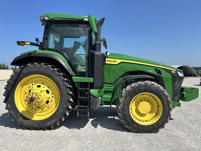 Image of John Deere 8R 230 equipment image 3