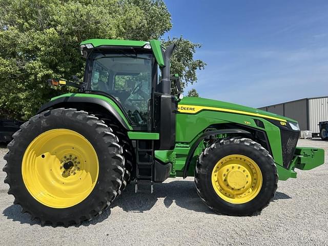 Image of John Deere 8R 230 equipment image 3
