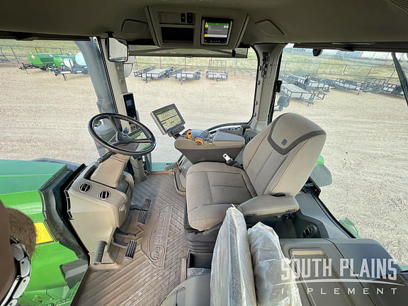 Image of John Deere 8R 230 equipment image 4