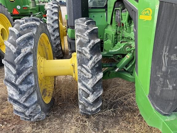 Image of John Deere 8R 230 equipment image 4