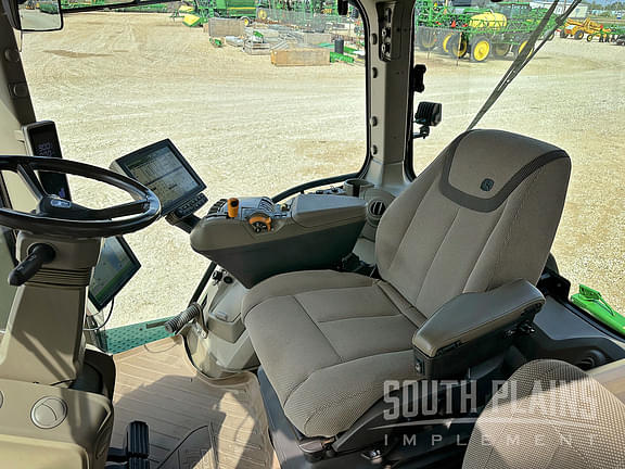 Image of John Deere 8R 230 equipment image 4