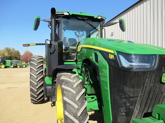 Image of John Deere 8R 230 equipment image 4