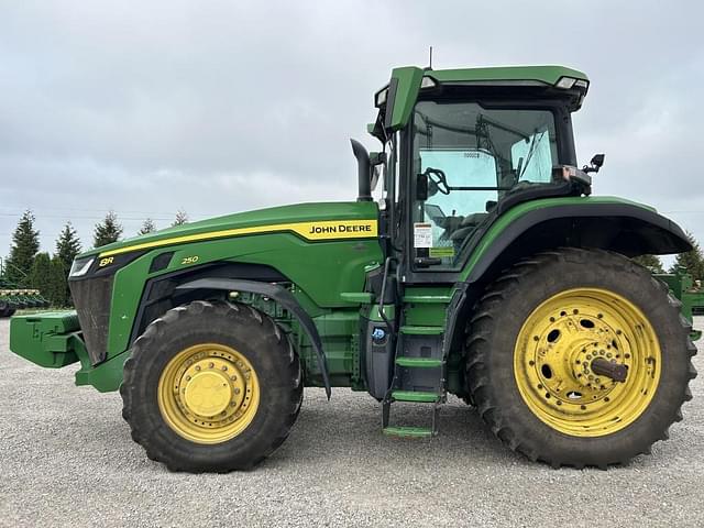 Image of John Deere 8R 250 equipment image 2