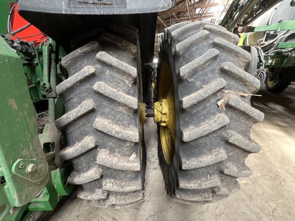 Image of John Deere 8R 370 equipment image 4