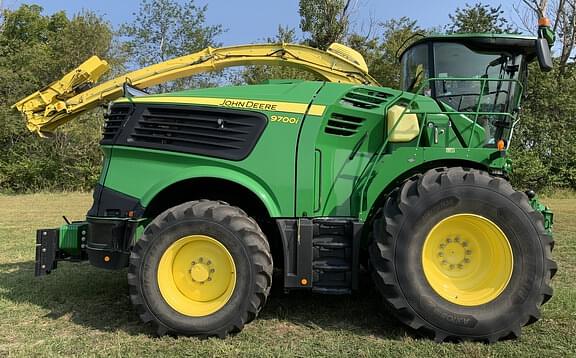 Image of John Deere 9700 equipment image 1