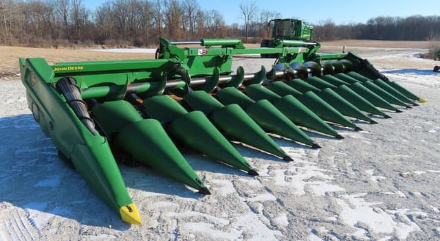 Image of John Deere C12F equipment image 3