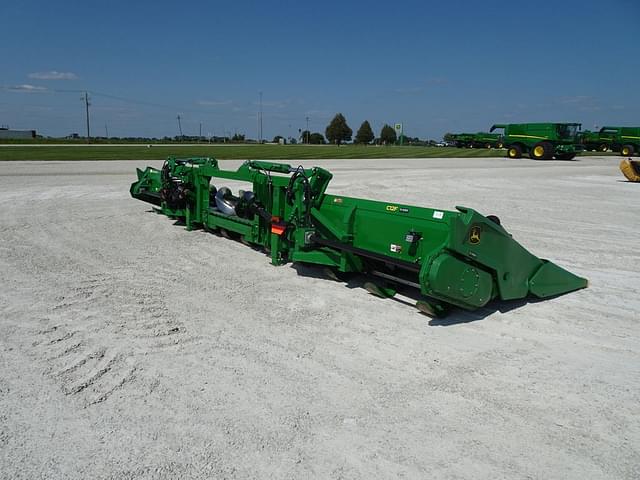 Image of John Deere C12F equipment image 3