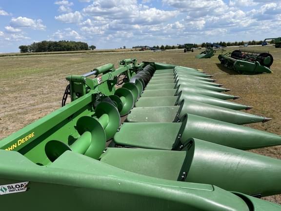 Image of John Deere C12F equipment image 4