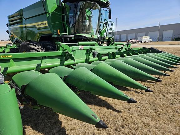 Image of John Deere C12F equipment image 3