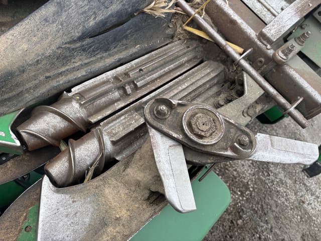 Image of John Deere C12F equipment image 3