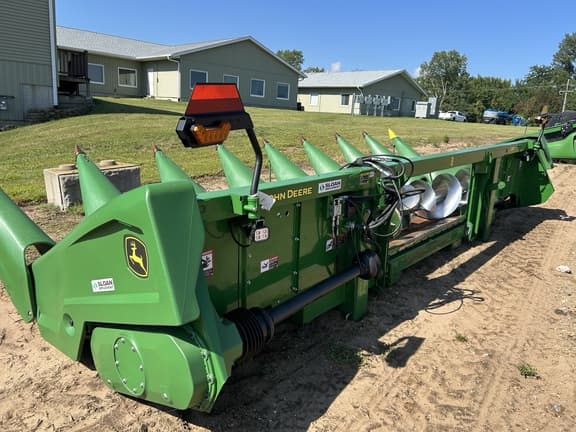 Image of John Deere C8R equipment image 1