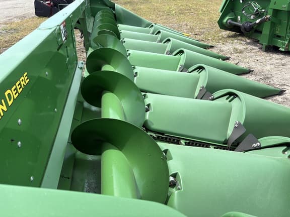 Image of John Deere C8R equipment image 3