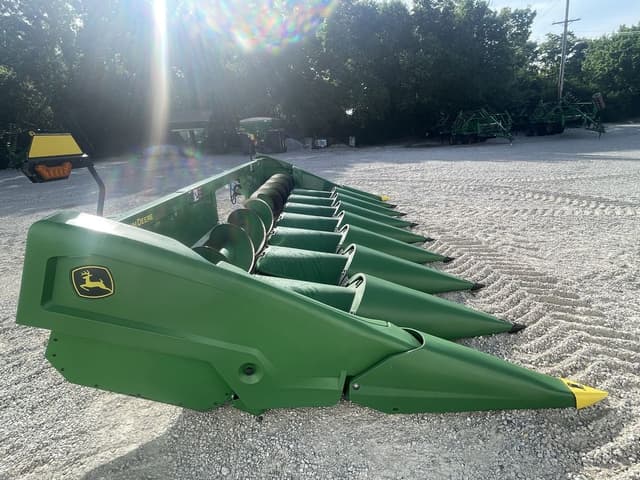 Image of John Deere C8R equipment image 3