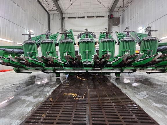 Image of John Deere C8R equipment image 2