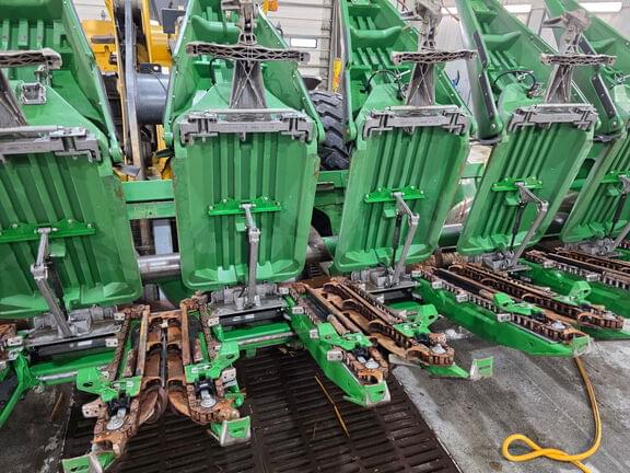 Image of John Deere C8R equipment image 3