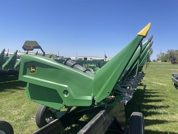 Image of John Deere C8R equipment image 4