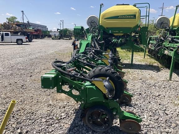 Image of John Deere DR12 equipment image 4