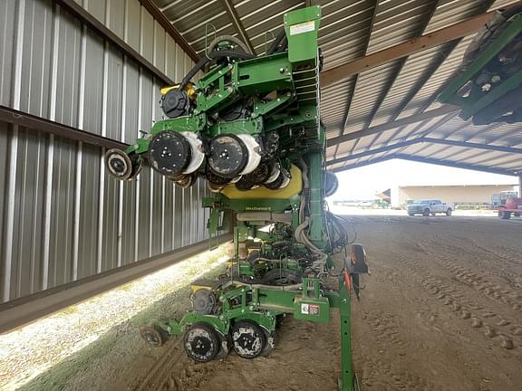 Image of John Deere DR12X equipment image 3