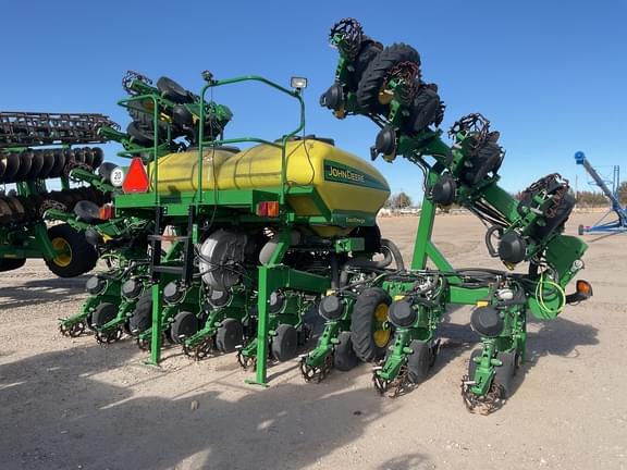 Image of John Deere DR16X equipment image 3