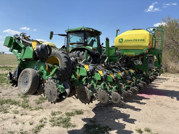 Image of John Deere DR16X equipment image 4