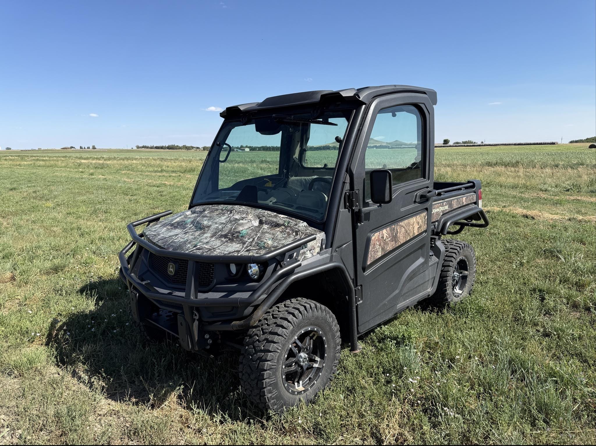 2021 John Deere Gator XUV 835R Equipment Image0
