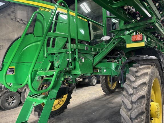 Image of John Deere R4030 equipment image 2