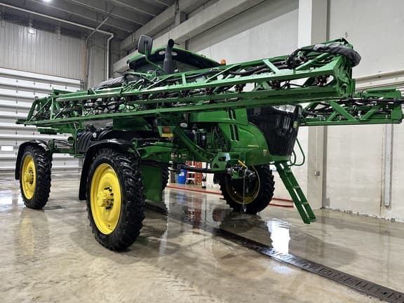 Image of John Deere R4044 equipment image 1