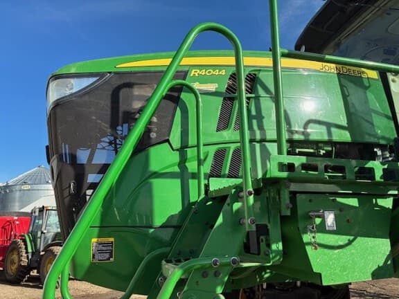 Image of John Deere R4044 equipment image 1