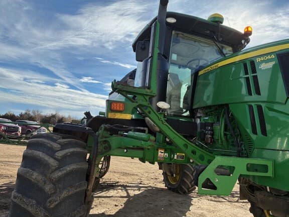 Image of John Deere R4044 equipment image 3
